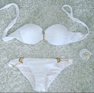  - Victoria secret bikini, vit färg.
Aldrig använd endast provad. Storlek XS i båda delar (toppen passar även S) 