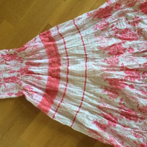  - Söt sommarklänning inköpt i New York. Har ett litet hål i ena fållen men det är lätt att åtgärda med ett par stygn! 