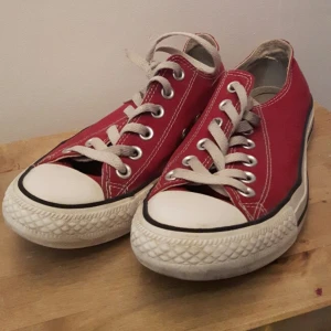  - Något använda vinröda Converse. Inga slitningar/hål, däremot är sulan och skosnörena otvättade men (lätt åtgärdat förstås). 