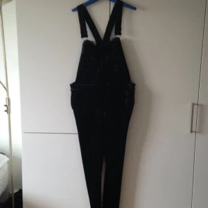  - Hängselbyxor i sammet från Monki. Oanvända och med fickor! Kan hämtas i Stockholm eller skickas mot fraktkostnaden.