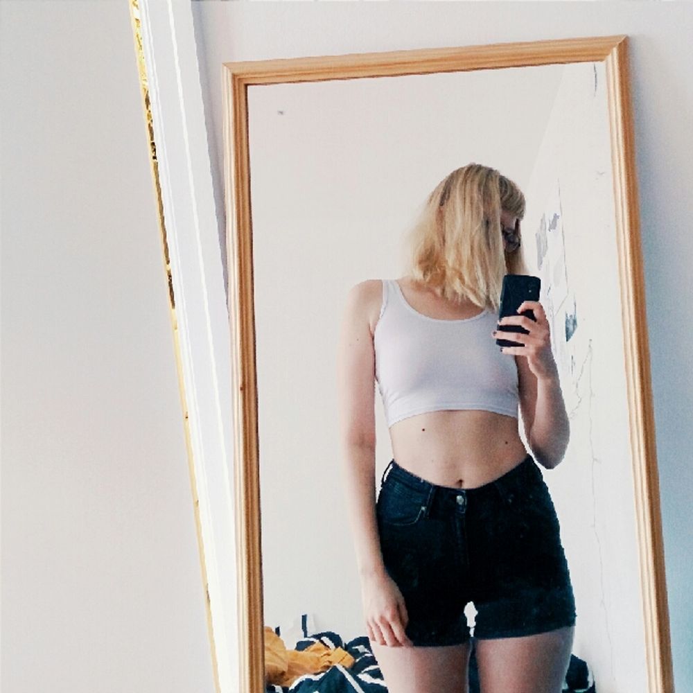 Svarta, korta jeansshorts i superstretchigt material. Världens skönaste verkligen, och sitter som en smäck! De är inte fransiga nedtill, de har en sydd kant som ska vara uppvikt egentligen :). Jeans & Byxor.