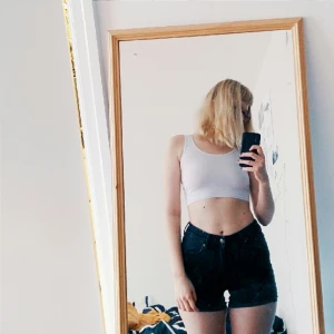  - Svarta, korta jeansshorts i superstretchigt material. Världens skönaste verkligen, och sitter som en smäck! De är inte fransiga nedtill, de har en sydd kant som ska vara uppvikt egentligen :)