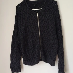  - Svart stickad tröja med dragkedja från Monki. Nästan aldrig använd! 
