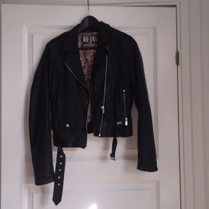  - Skinnjacka med blommig insida, knappt använd, nypris 1600 kr 