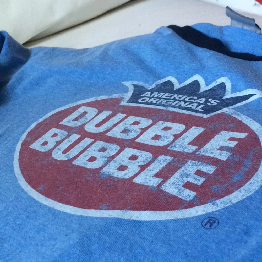 DUBBLE BUBBLE T-SHIRT i bomull. Bekväm, behagligt material och passar alla. Passar både som casual t shirt och som myströja. . T-shirts.