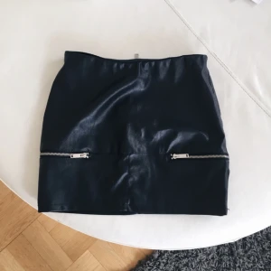  - En jättefin svart kjol i skinn (ej äkta) från Ginatricot med ett resårband i midjan. Använd 1 gång.
