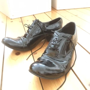  - Svarta lackskor kostym/clown-Style. Väldigt snygga. Märke monki. 