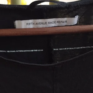  - Avantgardisk tröja från Fifth avenue shoe repair Snygg snurrade detalj på höger sidan av tröjan.   Storlek: L ( men stor M om man vill ha den lite oversize) Har ett litet hål längst ut på armen men syns knappt. Särskilt inte om man rullar upp ärmen lite.