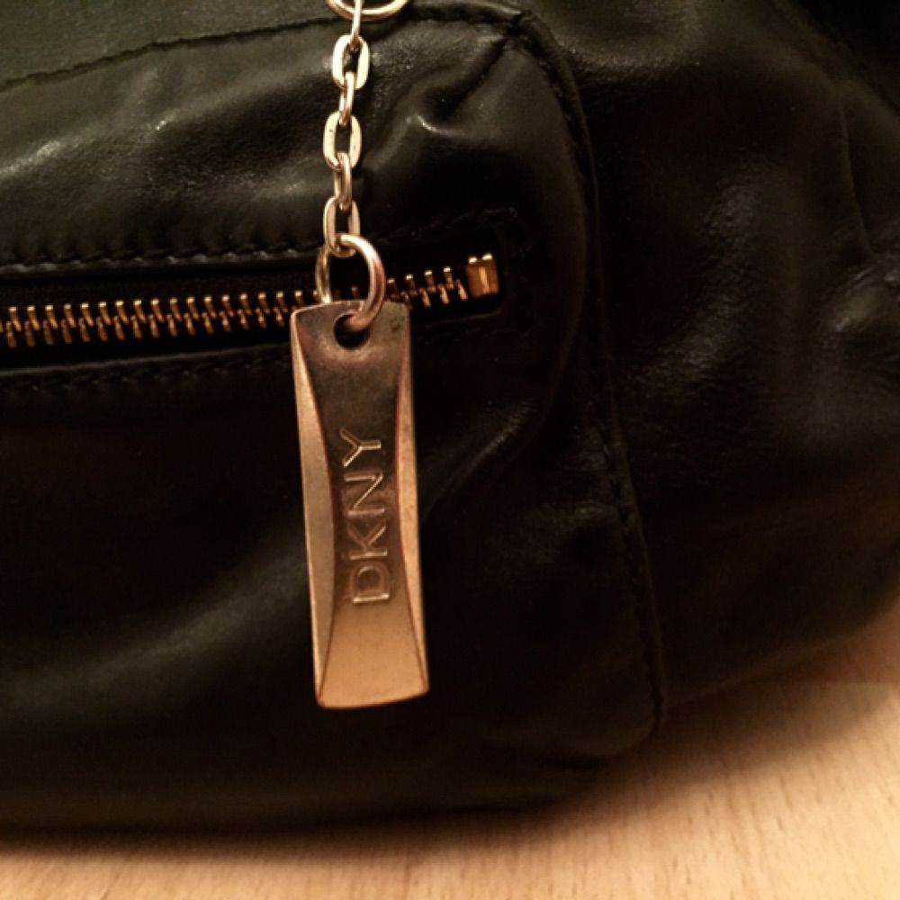 DKNY väska i äkta, mjuk läder. | Plick Second Hand