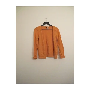  - Kofta från H&M storlek 42, passar även 36. Frakt 42kr ✨