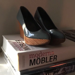  - Fina kilklacksskor från zara i grålack och träklack. 

Köparen betalar eventuell frakt