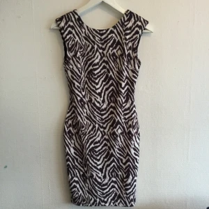  - Helt ny zebramönstrad klänning, prislapp kvar.
Figursydd och mycket stretch, så sitter kanon på! Fin urringning i ryggen 
Köpare betalar frakt 