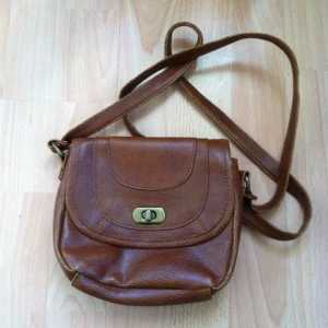  - 🌰Fint brun & mönstrad liten axelväska för de flesta outfits & små äventyr🌰

• Storlek: A5 får plats inuti
• Märke: Atmosphere
• Material: 100% polyester
• Skick: Knappt använd, exemplariskt skick
• Övrigt: Inga skavanker alls
• Frakt: 28kr