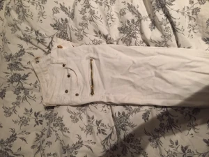  - Vita jeans använda fåtal gånger, nytvättade i stl 34! 
Smala hela vägen 
Kan skickas, bet via swish 