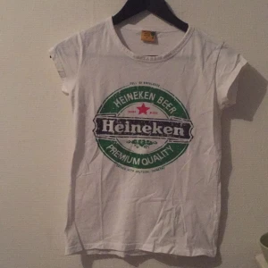  - T-shirt med tryck. Står storlek M men skulle säga att den är en XS!!