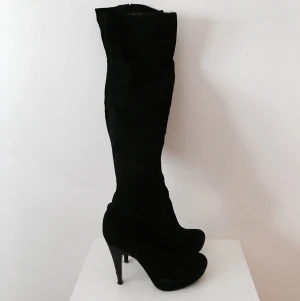  - Lårhöga stövlar i mocka från Topshop. 

Platå så dem är väldigt sköna att gå i. Kort dragkedja på insidan av stöveln. 

*svåra att fota av men helt klart värda att kika på i verkligheten! 