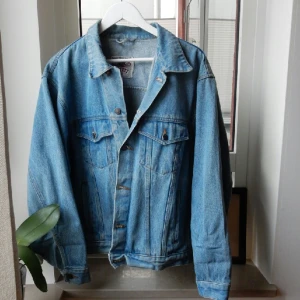  - Snygg jeansjacka i fint second hand - skick. Jag har använt den som en oversizejacka. Passar olika storlekar beroende på hur en vill att den ska sitta. 