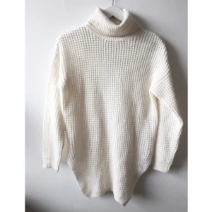  - Varm stickad tröja i lite längre modell. Aldrig använd. 