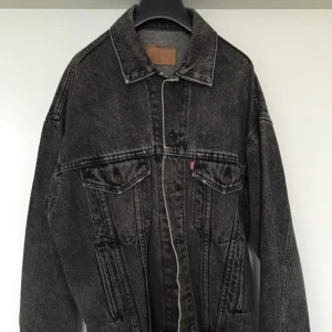  - Vintage jeansjacka från Levis!!!! Snygg grå/svart jacka i fint vintageskick🙌🏼✨ unisex modell så passar alla!!💕
