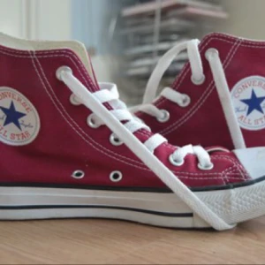  - Säljer vinröda converse i storlek 36, i väldigt god skick. 

Köparen står för frakten! 