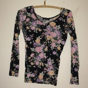  - Säljer pga att den ej passa mig i storlek! Köpt från bikbok