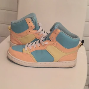  - Jag säljer mina Sneakers i storlek 37 då de knappt blivit använda. De är i mycket bra skick. Jag tycker de är storleksenliga!