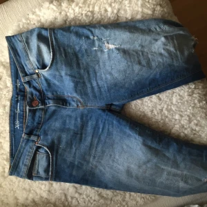  - Jeans med hål i, låga 