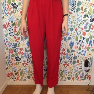  - KAXIGA högmidjade lösa röda pants 
Köpta på beyond och oanvända därefter, alltså i bra skick!
