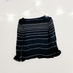  - Randig, stickad tröja i bomull. Köpt secondhand men i fint skick.