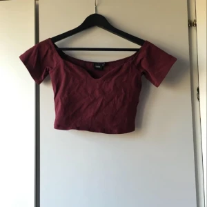  - Crop top med v-ringning i "bardot" modell från ASOS, aldrig använd. Säljer pga för liten. Rätt liten i storleken! Köparen står för frakten! Tar även emot betalning via swish!