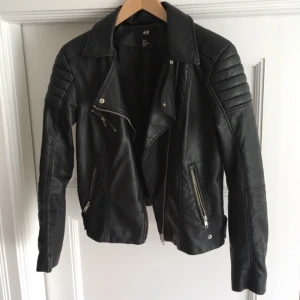  - En cool skinnjacka från H&M! Köparen står för eventuell frakt 
