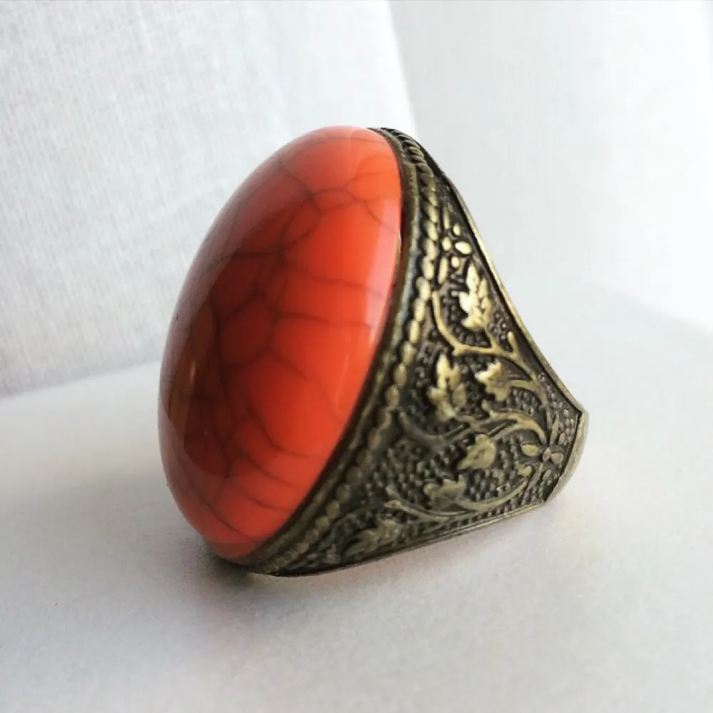 Guldfärgad ring från utgången H&M-kollektion med orange marmorcirkel som är 3 cm i diameter. 

Säljs på grund av för stor storlek och därav aldrig använd.. Accessoarer.