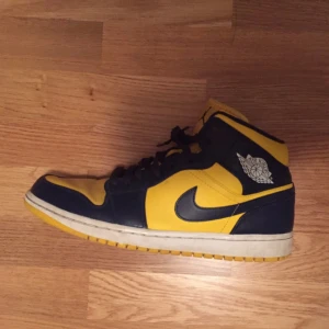  - Snygga jordans i Michigan-färger. Mycket bekväma höga basketskor. Säljer eftersom jag inte använder dom längre. Använda cirka 10-15 gånger. Passar perfekt om du vill ha skor att lira utomhus med då dom inte slits så mycket av det.