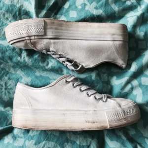  - Vanliga vita tygsneakers. En liten högre platå än vanliga skor!