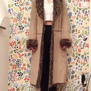  - KAXIG afghanpäls(fake)
100% polyester 
Fur: 100% acrylic
Inga fickor 