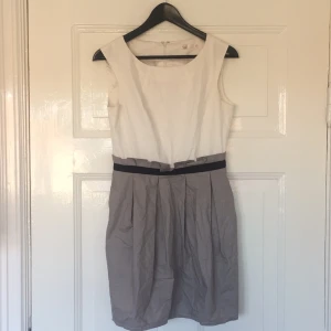  - Klänning från Sisters undermärke Riley. Den är upplagd och nu för kortet för mig (hade kortare klänningar förut...). Väldigt fin med två fickor fram men behövs strykas.