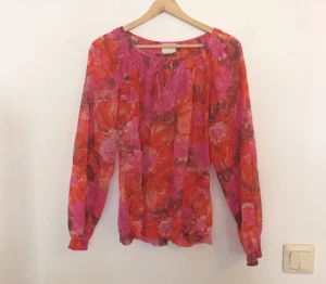  - Blus från Vinetta! Skirt, genomskinligt tyg men mönstret distraherar från genomskinligheten hehe. Den är lite lätt utställd nertill, men har resår sydd i halsen och ärmarna. Passar superfint till alla nederdelar med hög midja! 

Denna är aldrig använd, så den förtjänar en ny ägare! 