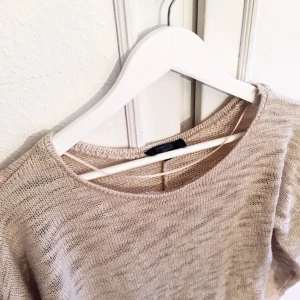  - En snygg beige tröja från Bikbok! Passar perfekt nu till våren! 