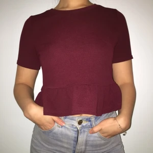  - Croptop från H&M i storlek XS, härlig färg 
Sänkt pris vid snabb affär!

