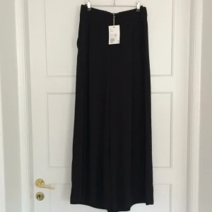  - Sjukt fina byxor från Monki. Aldrig använda! Höga i midjan med löst sittande ben. Köparen står för frakt! 