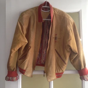  - Bomberjacka i läder. Paisleymönstrad insida. Vintage. 