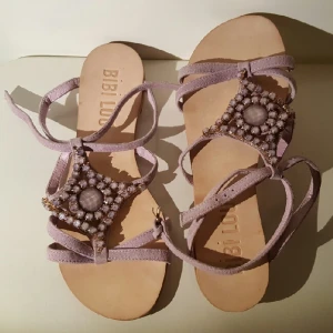  - Superfina ljuslila sandaler.  Aldrig använda. 
Har Swish. 