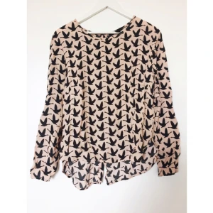  - Knappar i ryggen, något längre bakstycke. Dressad och fin! 