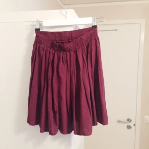  - Vinröd kjol från Brandy Melville Stockholm för något år sedan. Väldigt söt och mjuk! ❤️ Frakt tillkommer