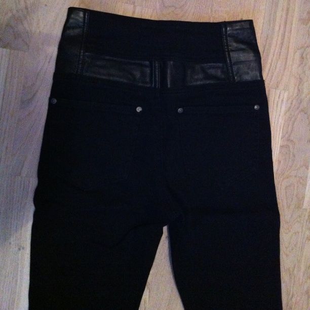 Svarta högmidjade jeans med skinndetaljer vid fickorna, slimfit, använda en  gång | Plick