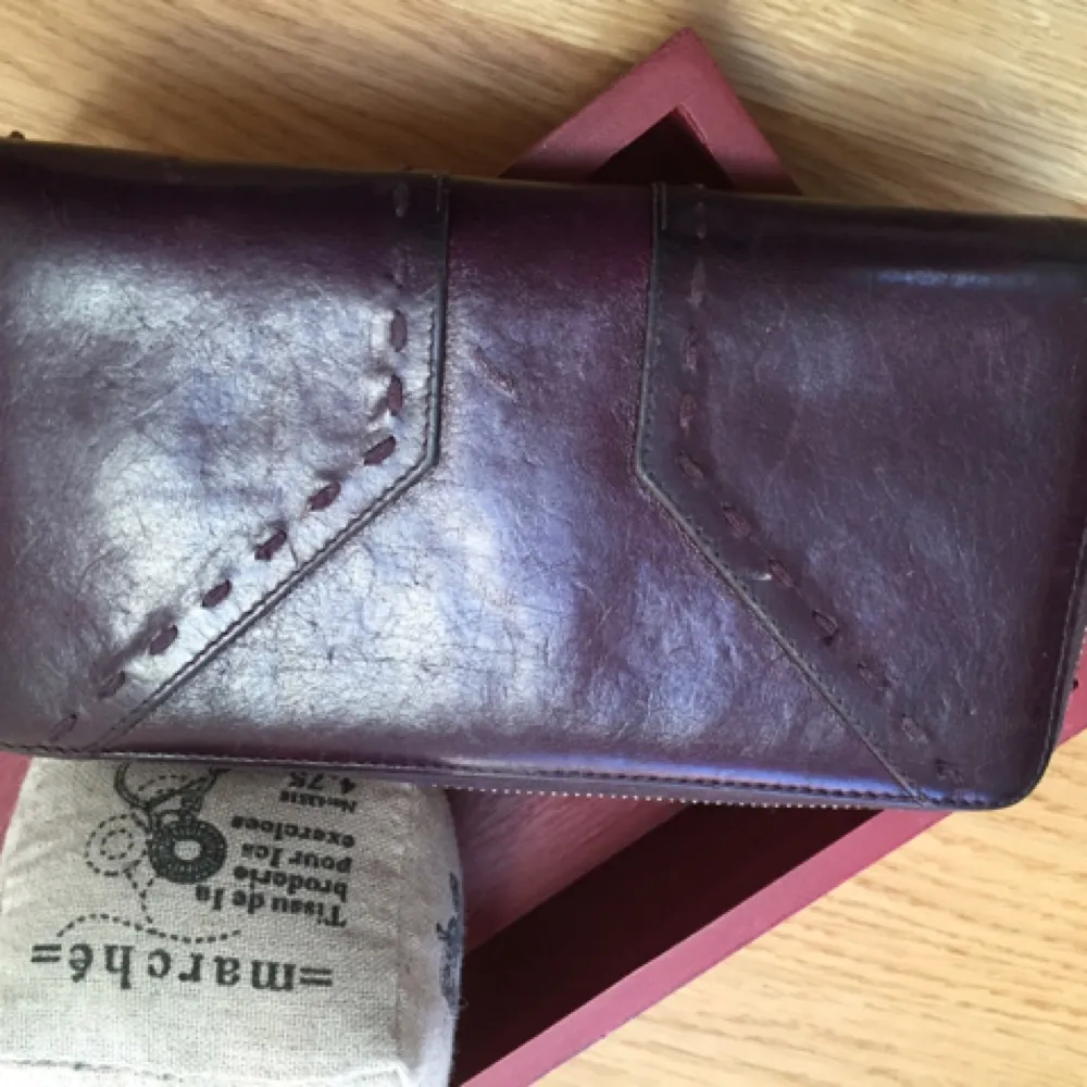 Yves Saint Laurent Muse wallet. Purple leather. Pre loved original YSL. . Väskor.