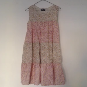  - Superfin, småblommig, bomullsklänning från Stockholmsmärket Nanajit. Såldes tidigare på Tjallamalla. Sparsamt använd.