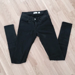  - Gråsvarta jeans i storlek 34 