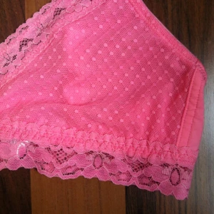  - 💕Söt bygellös bh med prickar & spets💕

• Storlek: 75AA-A
• Märke: Lindex
• Material: Polyamid & elastan
• Skick: Helt ny, oanvänd!
• Övrigt: Inga skavanker 
• Frakt: 14kr