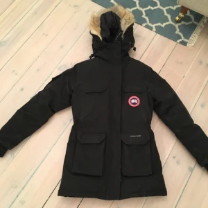  - Säljer min Canada Goose jacka eftersom den inte kommer till användning mer. Välanvänd men fortfarande i gott skick. Muddarna är lite slitna som de ofta blir på en Goose, men kan bytas ut!